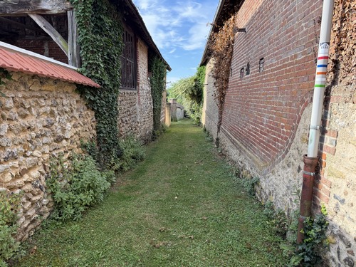 Nous traversons la D135 pour rejoindre ce chemin (Sentier du Fond du Val aux nombreuses balises, dont une variante du GR2) qui se faufile entre les maisons pour sortir du bourg.