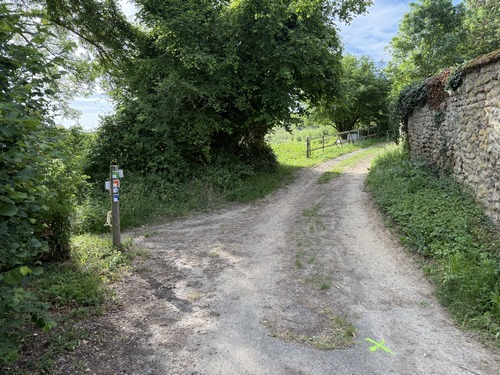 Nous quittons le Sentier du Fond du Val pour tourner ici à gauche, toujours sur le GR2.