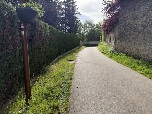 Au village du Montier, nous allons tourner à droite pour quitter le GR2 et rejoindre les bois qui prolongent le bois de la Caboche.