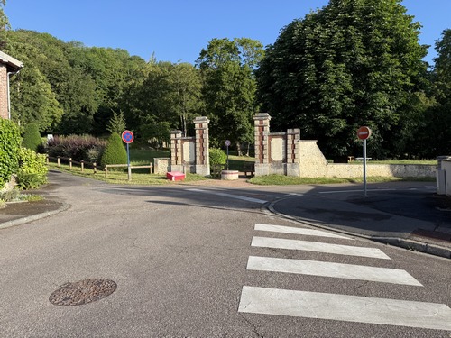 Nous partons du parking du cimetière et à quelques pas se trouve l'entrée du parc de la Créquinière.