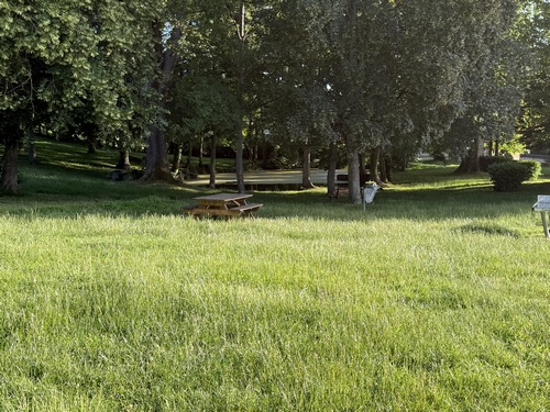 Le château de la Créquinière n'existe plus et le parc est désormais municipal. A noter, les tables de pique-nique près du plan d'eau.