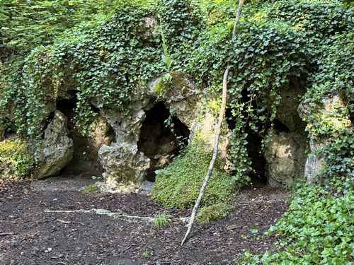 Grotte du parc de la Créquinière, sans doute une grotte d'agrément aménagée à l'époque du château comme étape de promenade à la manière des folies.