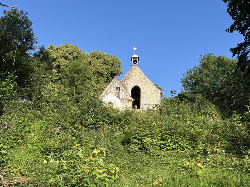 Vue sur la chapelle de Bethléem (XVIe) et sa fameuse étoile. La chapelle est sur un terrain privé, ouvert au public. La chapelle a été construite à l'iniative de Charles 1er de Bourbon, archevêque de Rouen qui a envoyé deux fois son architecte en Judée pour relever les plans de la grotte de la nativité.