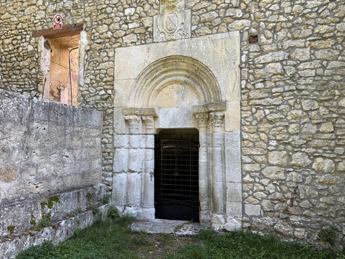 Entrée de la crypte de la chapelle, fermée pour sa protection.
