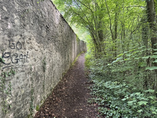 Nous longeons maintenant l'ancien mur du domaine de la Créquinière, devenu ici le mur du Centre Technique d'Aubevoye (centre d'essai Renault).
