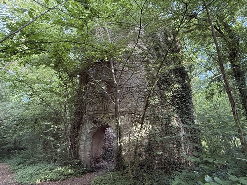 Tour en lisière des bois de Tournebut et de la Caboche. Ancien moulin? Tour de chasse ? (Photo de l'intérieur dans l'album de la rando)