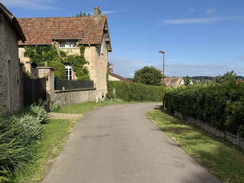 Nous traversons le village du Montier.