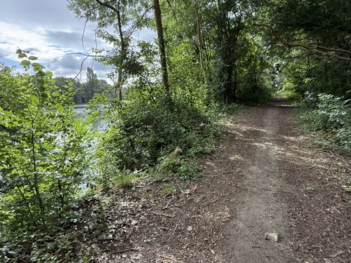 Ancien chemin de halage en bord de Seine.