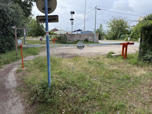 Nous allons quitter le bord de Seine pour suivre à droite la rue Blériot.