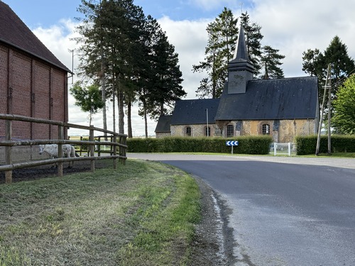 Chapelle Saint-Etienne de Dracqueville (XIIe->XVIIIe). Nous allons tourner à droite devant la chapelle pour rejoindre la route vers Eurville. Il y a une aire de pique-nique près de la chapelle.