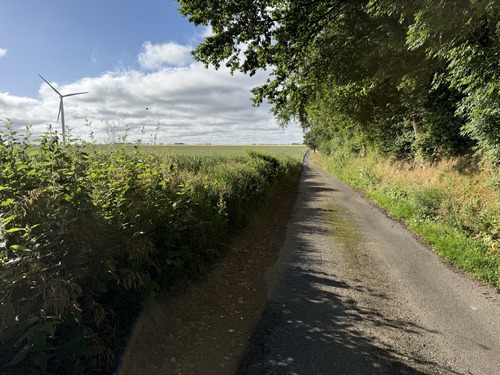 La petite route vers Eurville est déserte. Le plateau entre Saint-Pierre et Beauval-en-Caux est couvert d'éoliennes. A ce propos, le plateau est très venteux, le vent de mer peut être très frais (voire glacial en hiver), le coupe-vent est souvent nécessaire.