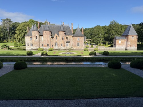 En bord de Saâne se trouve le château d'Imbleville (XVe -> XIXe), surnommé la Perle de la Saâne. La photo n'est pas zoomée, c'est ainsi que l'on voit le château depuis le GR212.