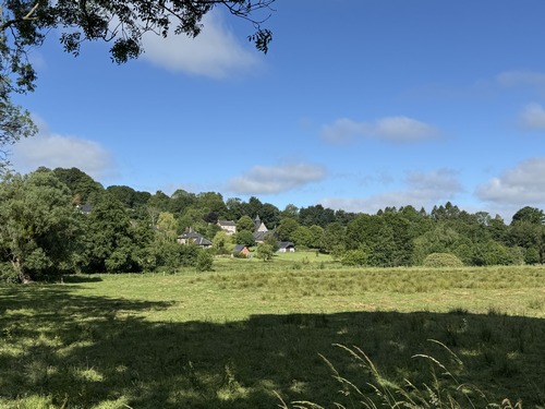 Paysages de Saâne, on aperçoit le village de Thiédeville.
