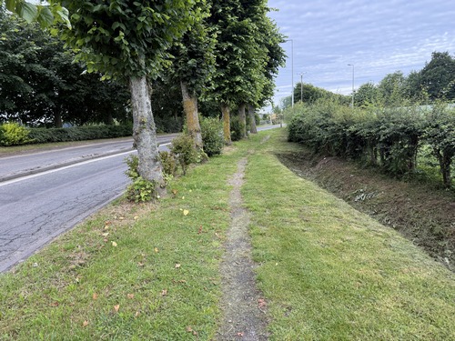 Nous partons des stationnements près du cimetière rue de Quévreville, et suivons la D15 pendant quelques mètres sur ce chemin piétonnier (GR25c).