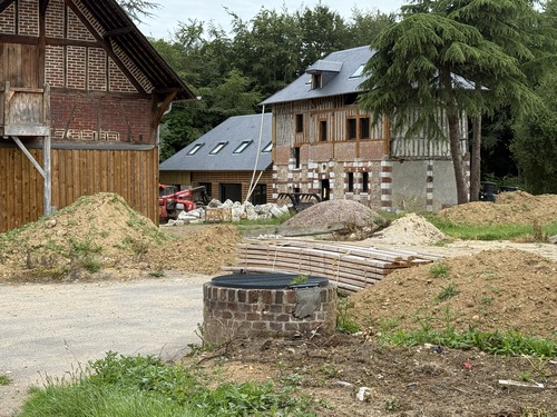 L'ancienne ferme de la Robinette est en cours de rénovation. Nous la contournons pour descendre dans le bois de Waddington.