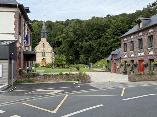 Mairie et église Saint-Pierre (1847) de Fontaine-sous-Préaux.