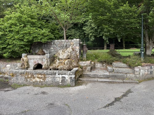 Fontaine de la source du Robec. Depuis 1873 les trois sources principales du Robec sont captées pour l'agglomération. Nous allons suivre le Chemin du Mont Roty qui se trouve en face de la fontaine, derrière nous.