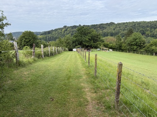 En montant dans le bois du Bosc aux Moines, la petite rue devient un chemin (regard arrière).