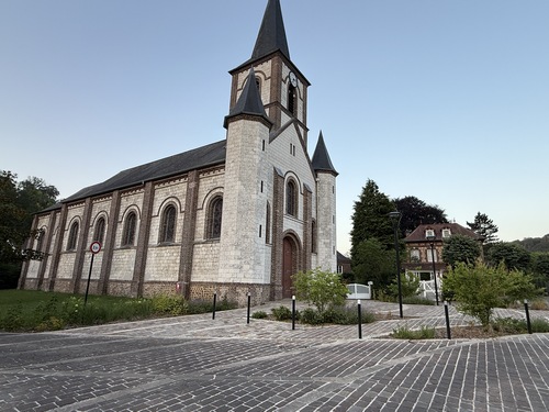 Nous partons du grand parking en face de l'église Saint-Martin et suivons la rue de l'Ancien Presbytère.