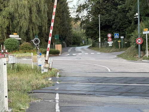 Nous allons traverser la ligne de Saint-Roch à Darnétal (Liaison Amiens - Rouen), puis tourner à droite sur le Chemin du Coteau (GR25c).