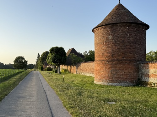 Nous avons tourné sur cette rue du Mont-Perreux et longeons le château éponyme. Le château reste caché, mais dévoile deux belles tours de brique qui encadrent l'entrée.
