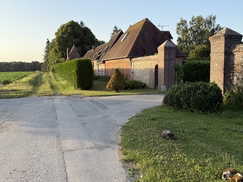 Après l'entrée du château, la rue devient un chemin qui retourne vers les bois.