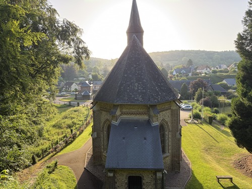 Le passage sous la voie ferrée débouche directement au-dessus de l'église Saint-Pierre. A gauche, cachés par les arbres, se trouve la station de captage des trois sources du Robec.