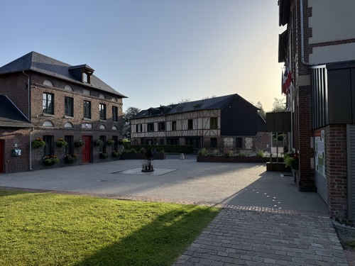 Nous traversons la place de la mairie (place de la République), pour monter vers le chemin de la Robinette.