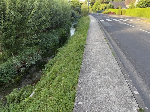 Nous sommes maintenant sur le territoire de la commune de Saint-Martin-du-Vivier. Le changement est brutal, mais au moins le trottoir longe le Robec (Ce qu'il en reste après sa captation).