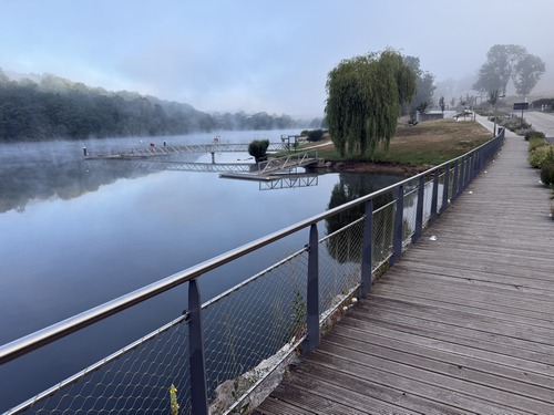 Nous partons du parking du lac de Rabodanges et suivons la piste cyclable en direction du pont  (regard arrière).