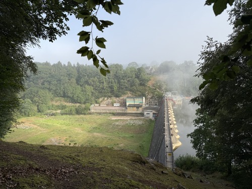 Barrage de la centrale hydroélectrique qui a créé la retenue de Rabodanges.
