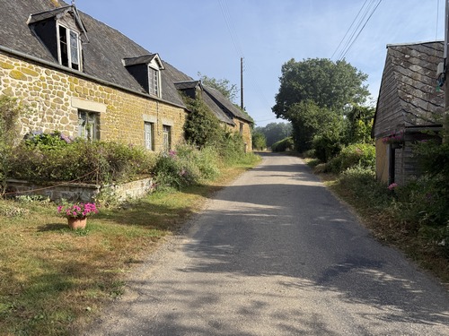 Traversée du Hameau de la Trousserie.