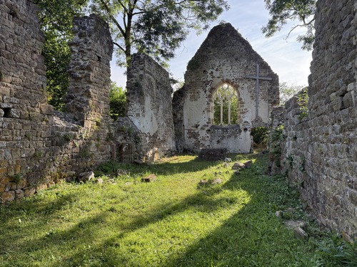 L'église Saint-Aubert a conservé de belles ruines. On distingue encore quelques murs de maisons dans les buissons voisins. Le dernier habitant a quitté ce village en 1950.