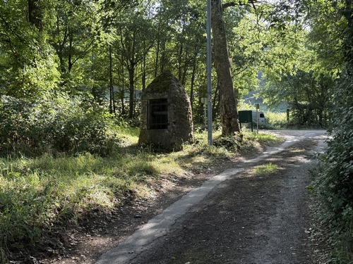 Nous montons l'impasse de la Goubinière pour quitter les gorges de Saint-Aubert. A gauche, c'est un ancien puits.
