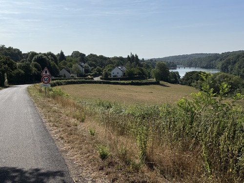 Le chemin débouche sur la route du Lac.