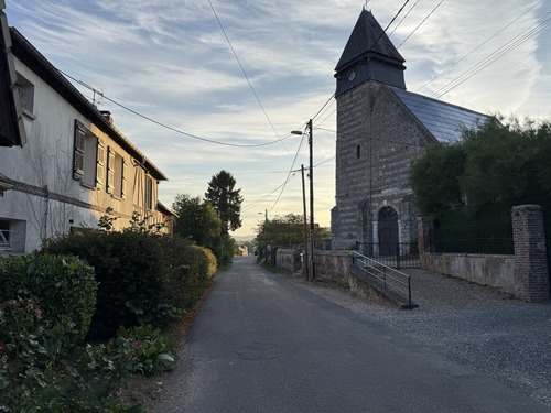 Nous suivons la rue de la Poste, puis celle de l'Eglise (église Notre-Dame) pour sortir du bourg.