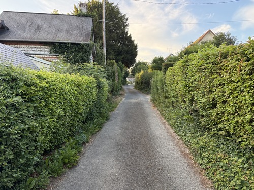 Nous rejoignons le Chemin de la Forêt. Avant le contournement de Croisy (N31), il suffisait de suivre cette petite rue, qui se continuait en chemin, pour entrer directement en forêt domaniale de Lyons.
