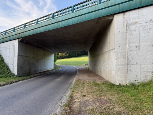 Après le passage sous la N31, nous allons tourner tout de suite à droite.