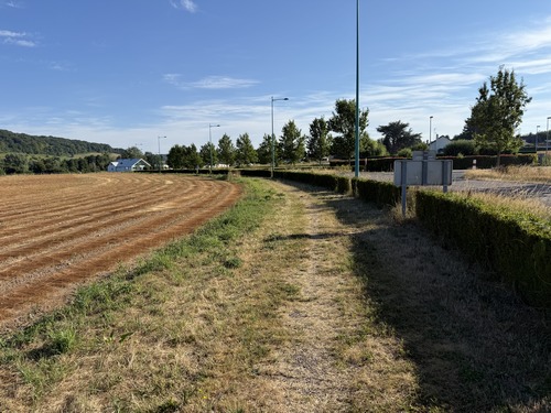 Tout de suite après le carrefour, nous entrons dans Croisy-sur-Andelle par cet aménagement piétonnier.