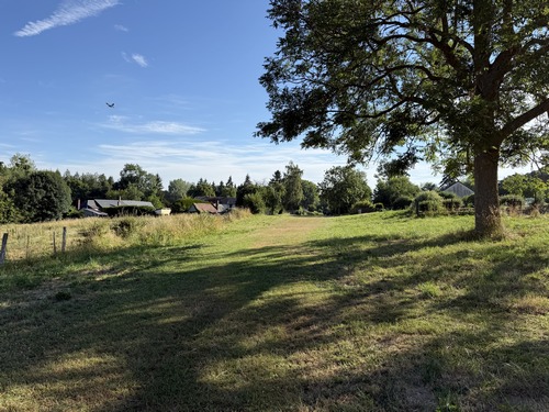 Nous rejoignons l'ancienne voie ferrée de Charleval à Serqueux, parfaitement aménagée et entretenue dans Croisy.