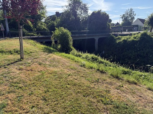Nous allons utiliser cette passerelle ferroviaire pour rejoindre le parking de la mairie.