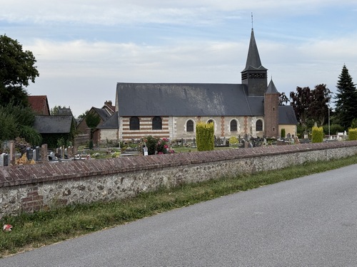 Nous longeons l'église Saint-Ouen, ancienne chapelle du château, dont les vitraux d'origine (XVIIe) sont désormais au musée des antiquités de Rouen.
