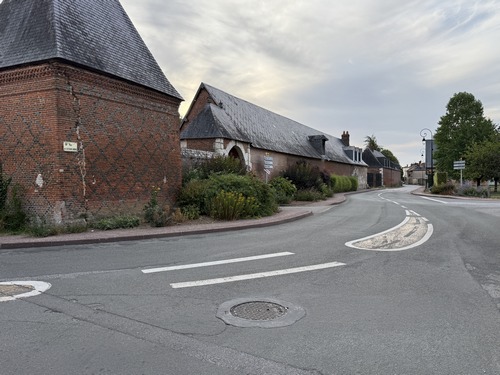 Regard arrière sur l'entrée du château de Montigny et de sa ferme (XVIIIe).