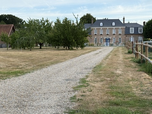Nous longeons la Maison Rouge (XVIIe), bel exemple de grande ferme traditionnelle.
