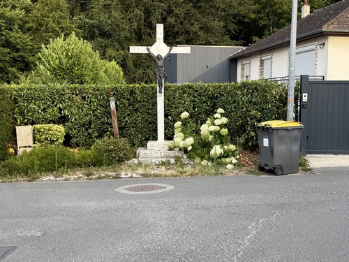 Au calvaire, nous prenons à droite le Chemin du Temps Perdu pour entrer en forêt domaniale.