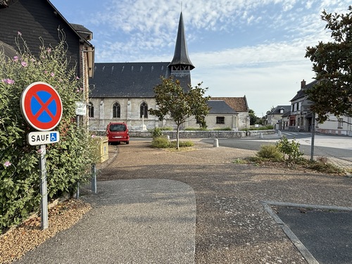 Nous partons du parking proche de l'église Saint-Pierre-et-Saint-Paul.