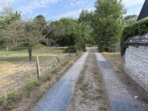 Au pied de l'église se trouve l'entrée du Chemin du Roy.