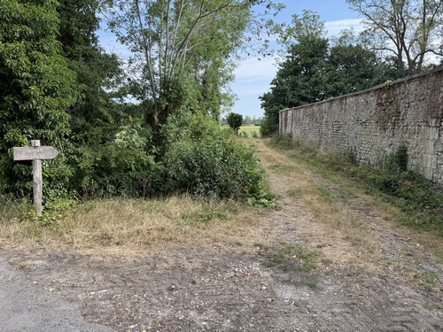 Un panneau indique que la deuxième partie du Chemin du Roy continue le long du mur du château. Nous avons exploré cette deuxième partie, et fait demi-tour après avoir été bloqué par des clôtures dans les Près de Bellegarde. Nous tournons donc ici à gauche vers la Seine.