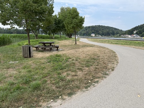 Au niveau de la table de pique-nique, nous quittons le Chemin de Halage pour suivre le Chemin du Marais (petite route déserte).