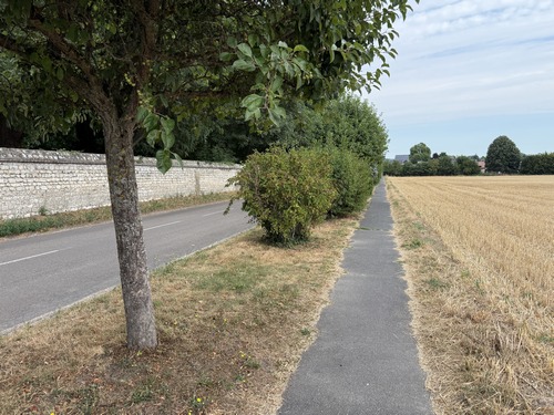 Nous marchons maintenant sur l'aménagement piétonnier qui longe la D67.